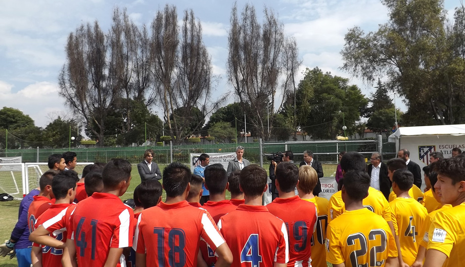 Miguel Ángel Gil Marín visita las escuelas en México. Charla con los jugadores.