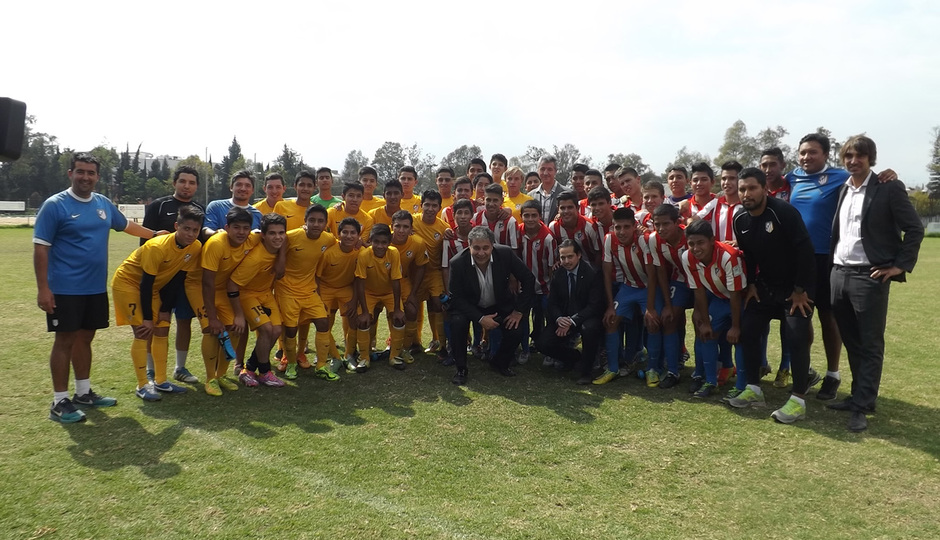 Miguel Ángel Gil Marín visita las escuelas en México. Jugadores, cuerpo técnico y directivos posan para la foto.