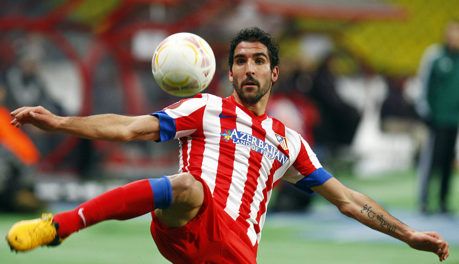 Raúl García golpea el balón a media altura.