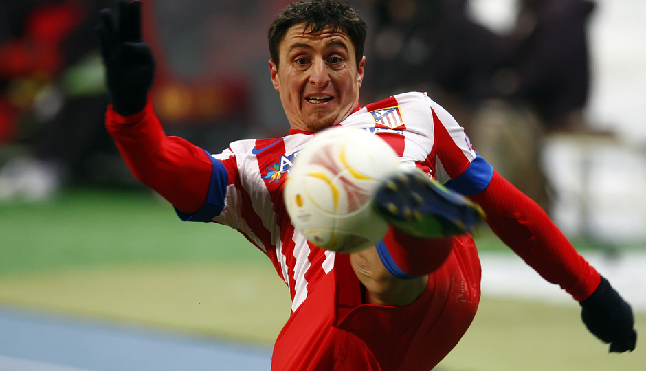 Cristian Rodríguez intenta controlar el balón con la derecha.
