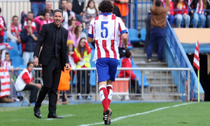 Temporada 14-15. Jornada 12. Atlético de Madrid-Málaga. Tiago corre a celebrar su gol al banquillo.
