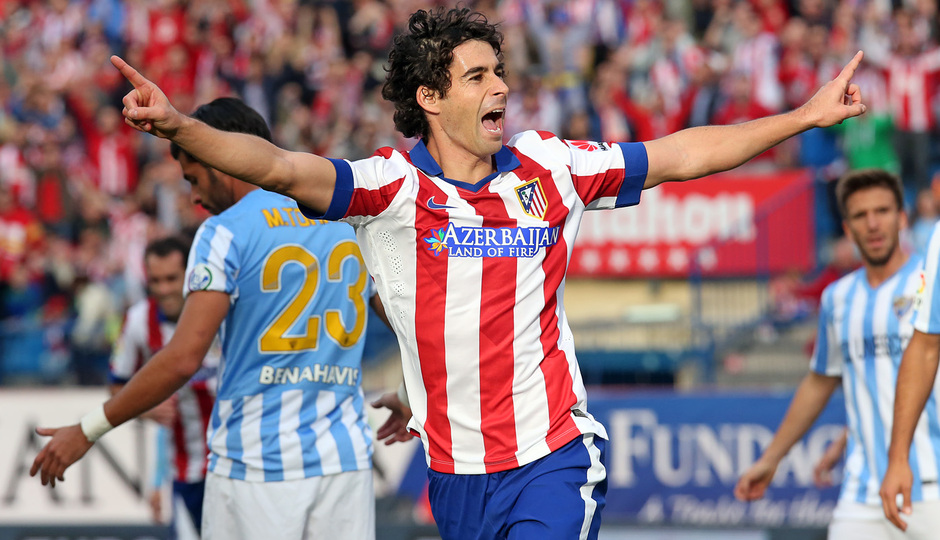 Temporada 14-15. Jornada 12. Atlético de Madrid-Málaga. Tiago celebra el gol con los brazos abiertos.