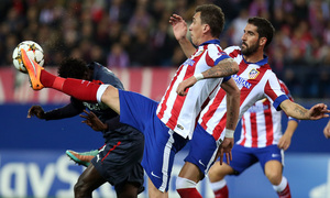 Temporada 14-15. Champions League. Atlético de Madrid-Olympiacos. Mandzukic intenta rematar a puerta ante un rival.