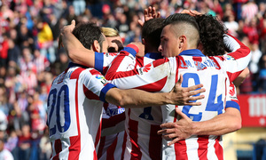 Temporada 14-15. Jornada 13. Atlético de Madrid-Deportivo. El equipo abraza a Saúl tras el primer gol del encuentro.