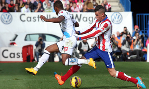 temporada 14/15. Partido Atlético de Madrid Deportivo. Giménez luchando un balón durante el partido