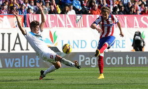 temporada 14/15. Partido Atlético de Madrid Deportivo.Cerci disparando a puerta durante el partido