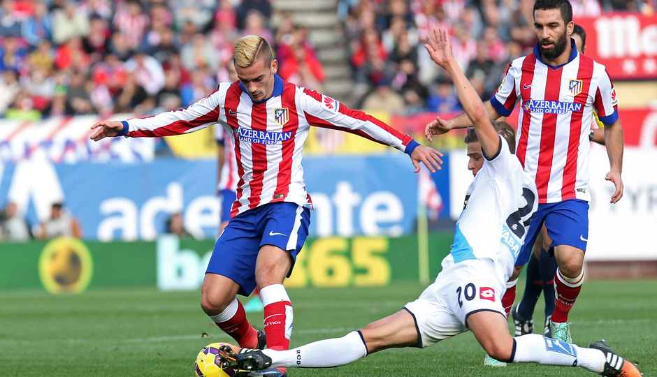 temporada 14/15. Partido Atlético de Madrid Deportivo.Griezmann controlando un balón durante el partido