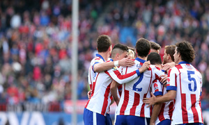 Temporada 14-15. Jornada 13. Atlético de Madrid-Deportivo. El equipo abraza a Arda tras el segundo gol del encuentro.