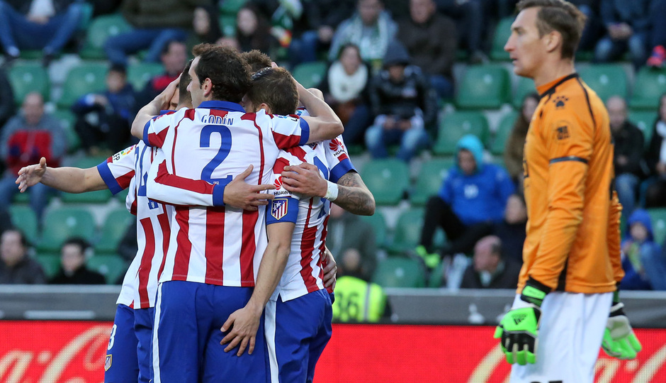 Temporada 14-15. Jornada 14. Elche - Atlético de Madrid. Los compañeros abrazan a Mandzukic tras el segundo gol.