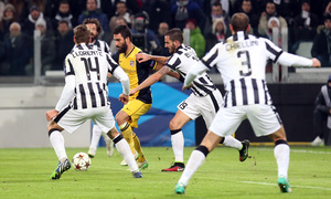 Temporada 14-15. Champions League. Juventus - Atlético de Madrid. Arda sortea a cuatro rivales con el balón.