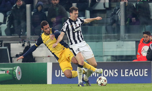 Temporada 14-15. Champions League. Juventus - Atlético de Madrid. Mario Suárez se tira en segada para robar un balón.
