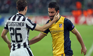 Temporada 14-15. Champions League. Juventus - Atlético de Madrid. Arda se saluda con un rival.