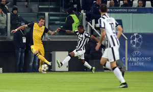 Temporada 14-15. Champions League. Juventus - Atlético de Madrid. Evra busca quitar el balón a Mandzukic.