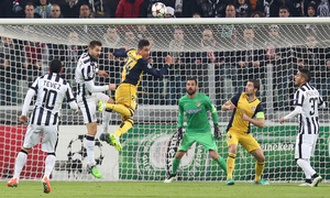 Temporada 14-15. Champions League. Juventus - Atlético de Madrid. Giménez despeja con un cabezazo un balón aéreo.