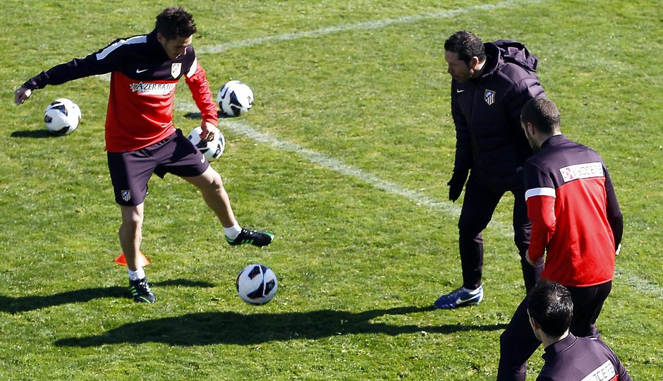 Liga 2012-13. Koke controla un esférico en un rondo en Majadahonda antes del partido contra el Espanyol