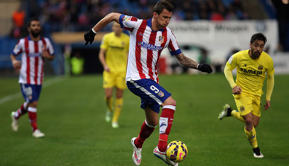 Temporada 14-15. Jornada 15. Atlético de Madrid - Villarreal. Mandzukic controla un balón con el exterior.