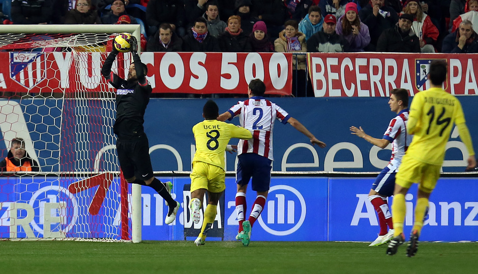 Temporada 14-15. Jornada 15. Atlético de Madrid - Villarreal. Moyá bloca un disparo lejano.