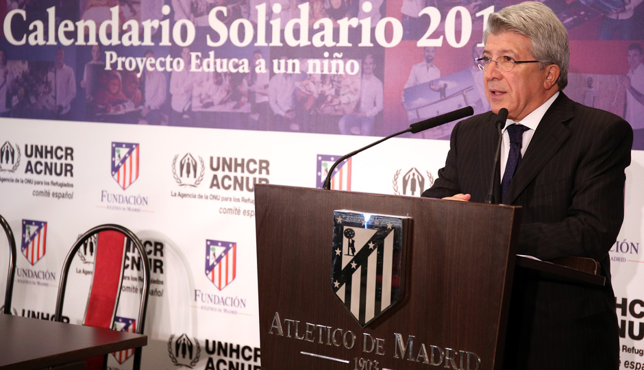 Presentación Calendario Solidario 2015 " Educa a un niño". Enrique Cerezo durante su discurso.