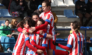 Liga 2012-2013. Las jugadoras del Atlético de Madrid Féminas celebran uno de los goles ante el Prainsa Zaragoza, partido jugado en la capital maña.
