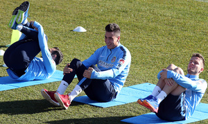 Temporada 14-15. Entrenamiento 19/12. Gámez, Giménez y Saúl estiran al inicio de la sesión. Foto: Ángel Gutiérrez