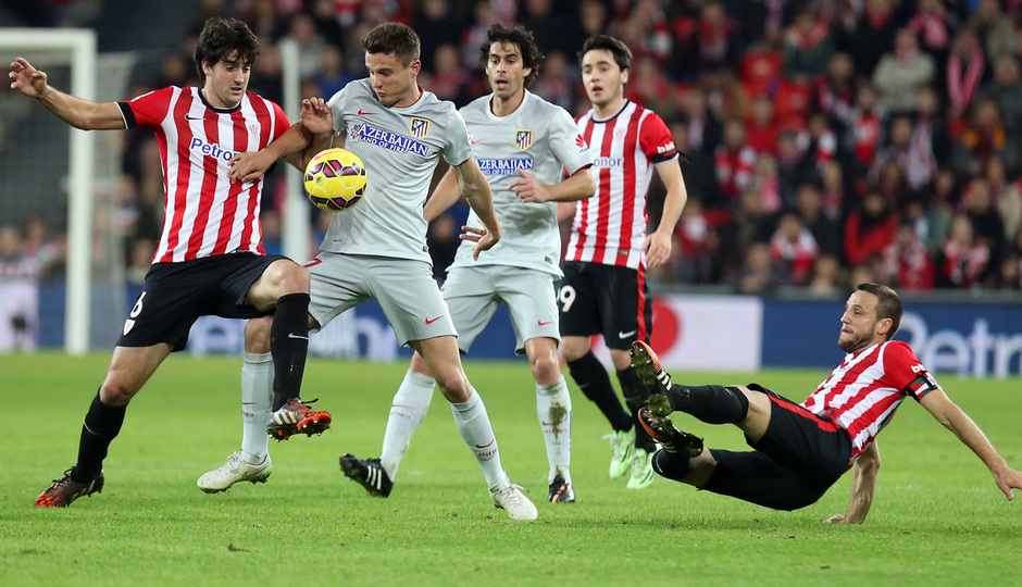 Temporada 14-15. Jornada 16. Athletic de Bilbao - Atlético de Madrid. Saúl pugna un balón con un rival.
