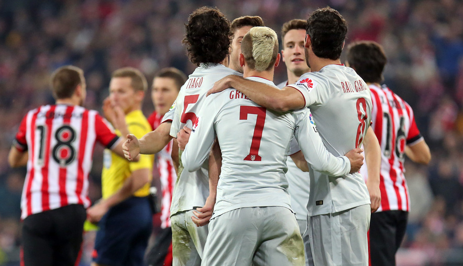 Temporada 14-15. Jornada 16. Athletic de Bilbao - Atlético de Madrid. Los jugadores celebran abrazados.