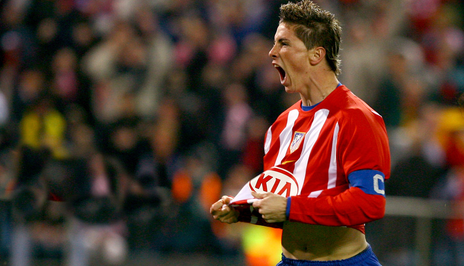 Fernando Torres celebra uno de sus goles con la rojiblanca