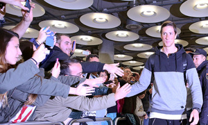 Torres saluda a los aficionados que se dieron cita en la Terminal 4 del aeropuerto Adolfo Suárez de Madrid
