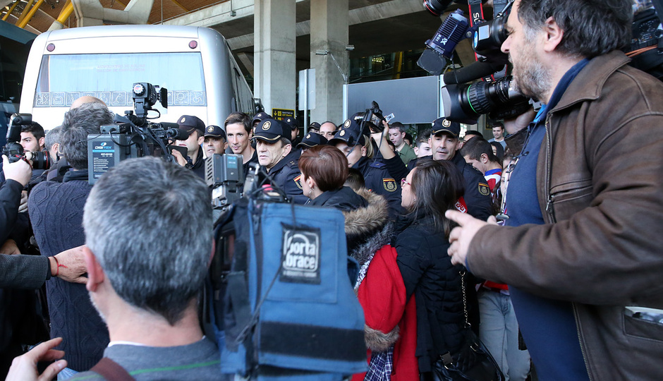 Una nube de periodistas acompaña a Fernando Torres en el aeropuerto a su llegada