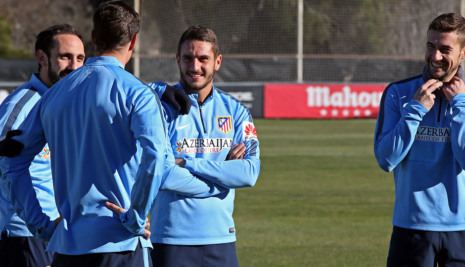 Juanfran, Koke y Gabi hablan con Fernando Torres