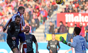 Temporada 14-15. Jornada 17. Atlético de Madrid-Levante. Griezmann remata de cabeza para abrir el marcador.