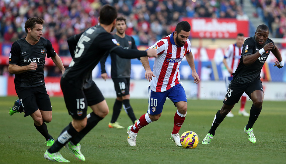temporada 14/15. Partido Atlético de Madrid Levante. Arda controlando el balón durante el partido