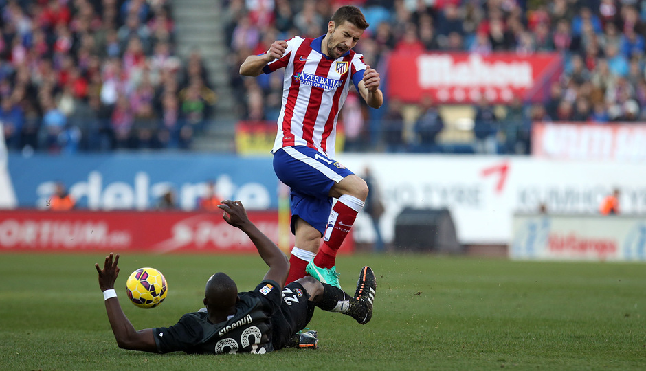 temporada 14/15. Partido Atlético de Madrid Levante. Gabi controlando el balón durante el partido