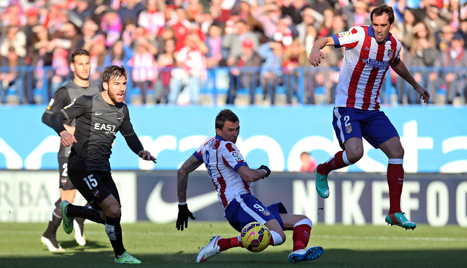temporada 14/15. Partido Atlético de Madrid Levante. Mandzukic controlando el balón durante el partido