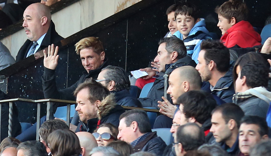 temporada 14/15. Partido Atlético de Madrid Levante. Torres saludando desde el palco durante el partido