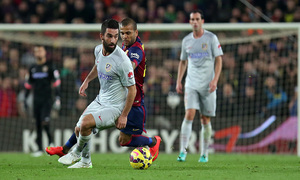Temporada 14-15. Jornada 18. FC Barcelona-Atlético de Madrid. Arda protege el balón ante Alves.