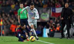 Temporada 14-15. Jornada 18. FC Barcelona-Atlético de Madrid. Gámez se lleva un balón ante la mirada de Messi.