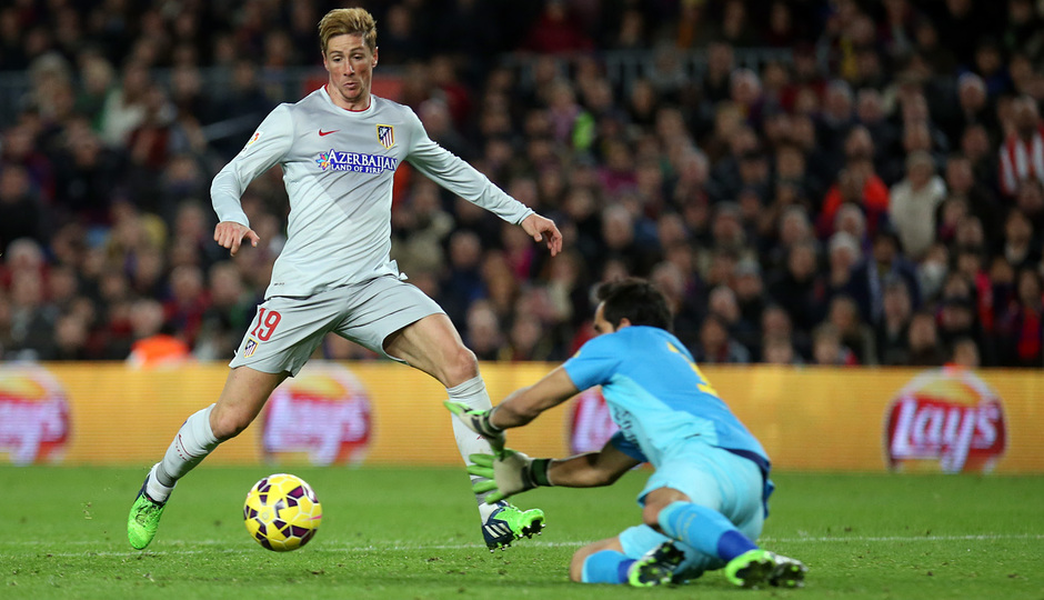 Temporada 14-15. Jornada 18. FC Barcelona-Atlético de Madrid. Torres a punto de llegar a un balón ante Bravo.