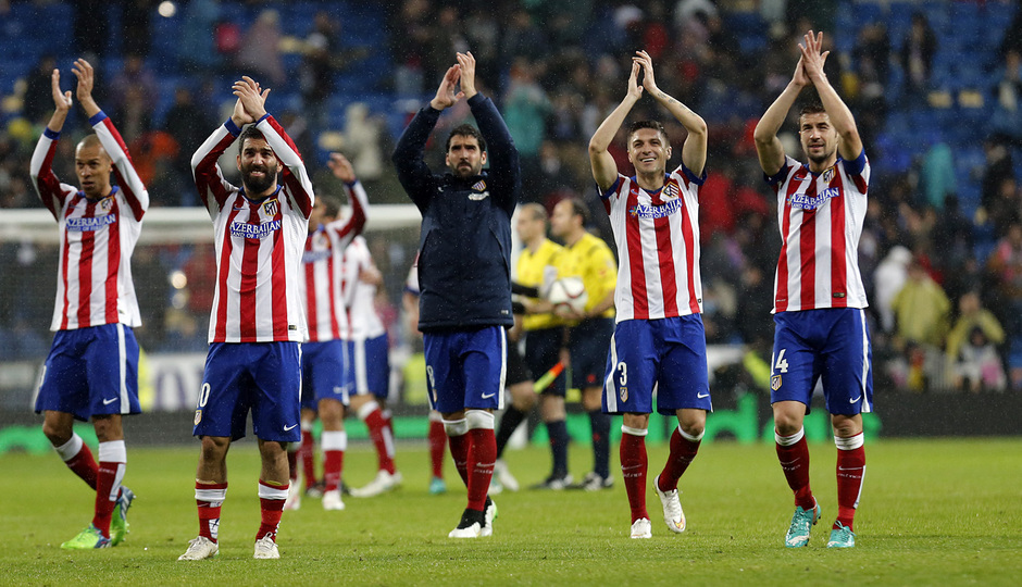Temporada 14-15. Copa del Rey 1/8 vuelta. Real Madrid - Atlético de Madrid. Los jugadores aplauden a la afición rojiblanca.