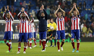 Temporada 14-15. Copa del Rey 1/8 vuelta. Real Madrid - Atlético de Madrid. Los jugadores aplauden a la afición rojiblanca.