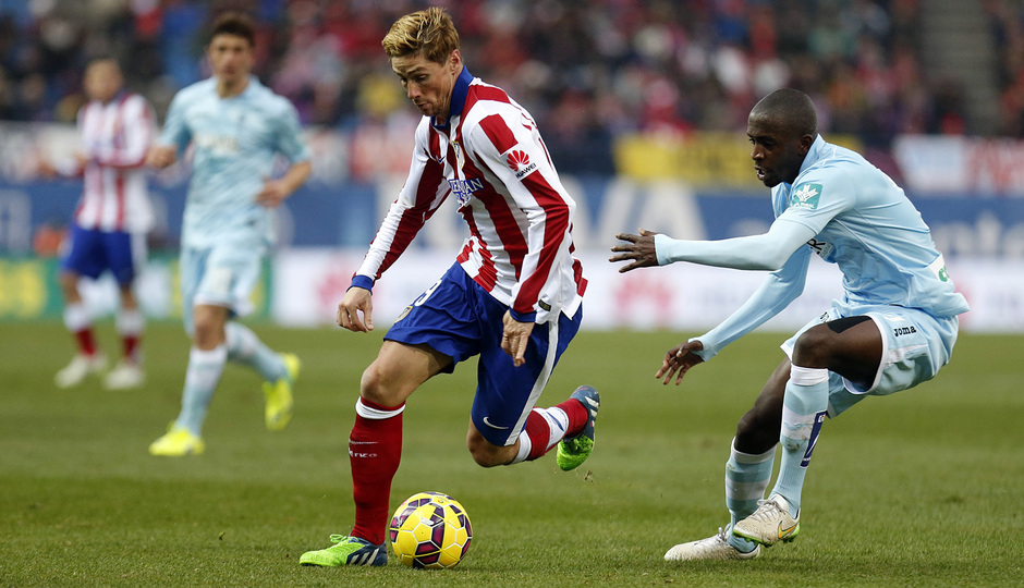 Temporada 14-15. Jornada 19. Atlético de Madrid-Granada. Torres corre con el balón controlado.