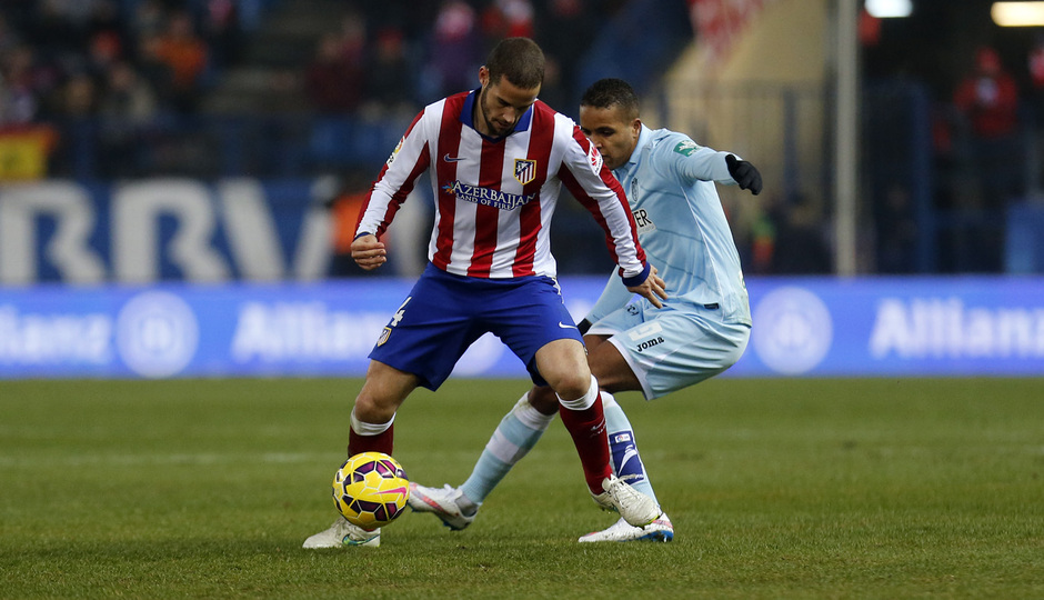 temporada 14/15. Partido Atlético de Madrid Granada. Suárez con el balón