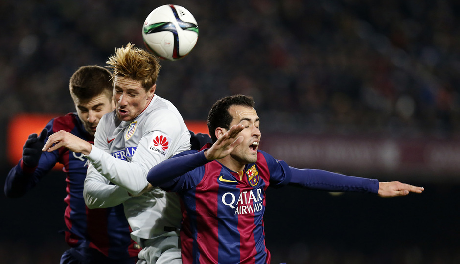 Temporada 14-15. 1/4 Ida Copa del Rey. FC Barcelona-Atlético de Madrid. Torres pelea un balón con la cabeza.