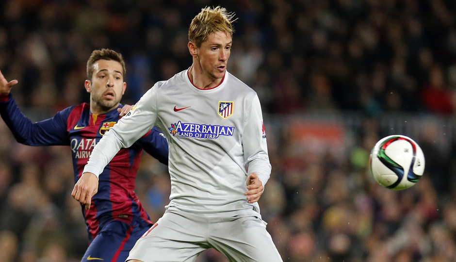 Temporada 14-15. 1/4 Ida Copa del Rey. FC Barcelona-Atlético de Madrid. Torres controla ante Jordi Alba.