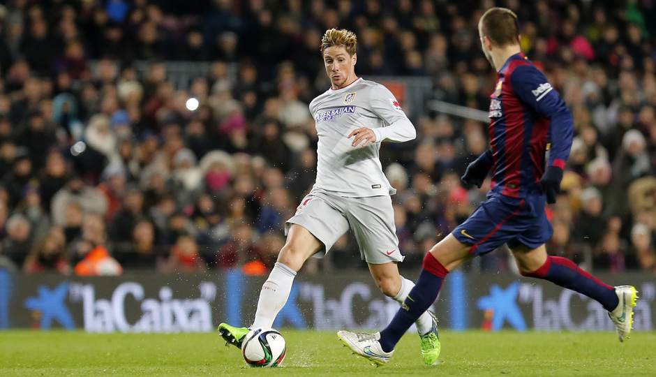 Temporada 14-15. 1/4 Ida Copa del Rey. FC Barcelona-Atlético de Madrid. Torres busca el pase al hueco ante Piqué.