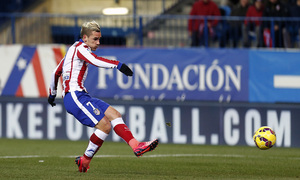 Temporada 14-15. Atlético de Madrid - Rayo Vallecano. Griezmann dispara para abrir el marcador.