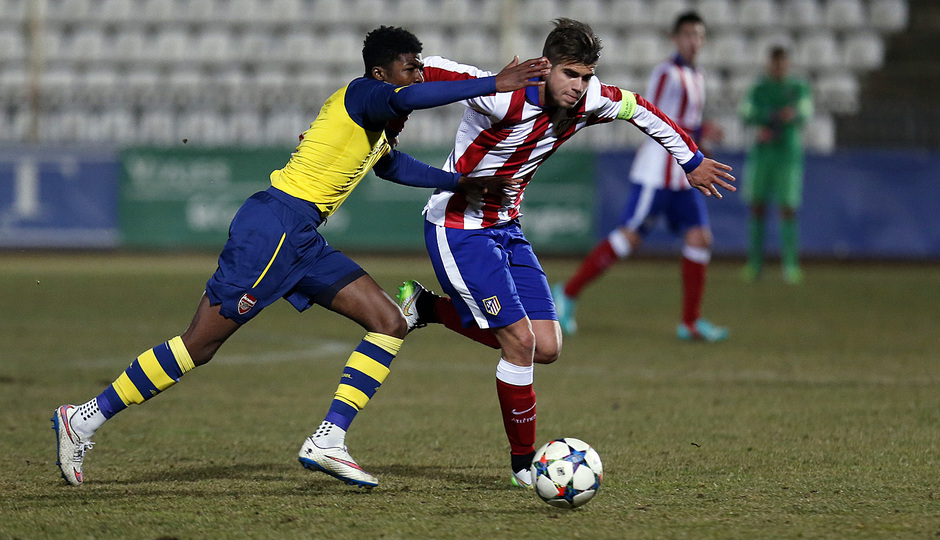 Youth League. Octavos de final. Atlético de Madrid - Arsenal. Andrés conduce el balón ante la oposición de un rival.