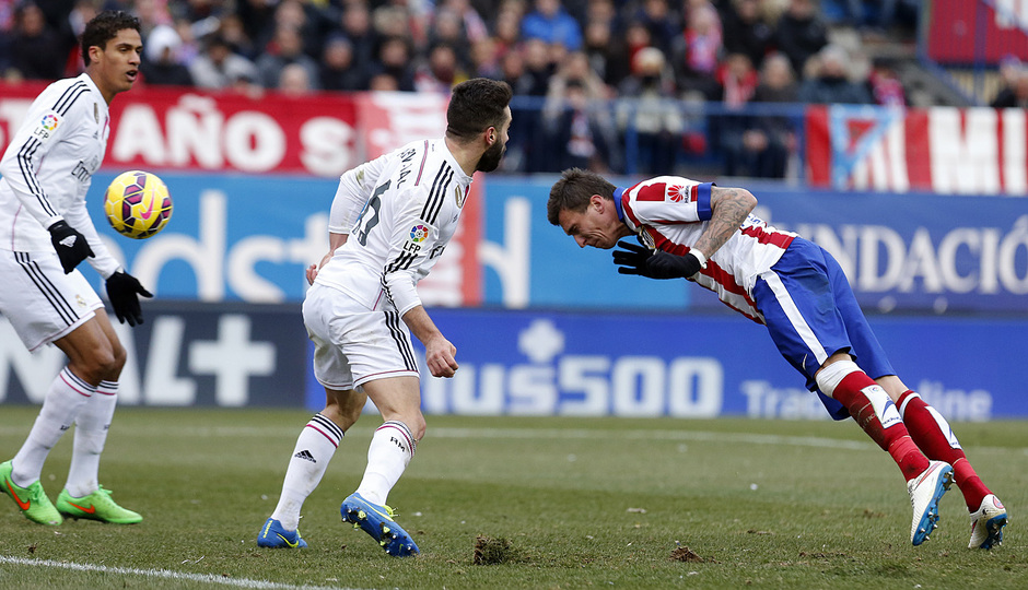 temporada 14/15. Partido Atlético Real Madrid.  Mandzukic marcando un gol de cabeza