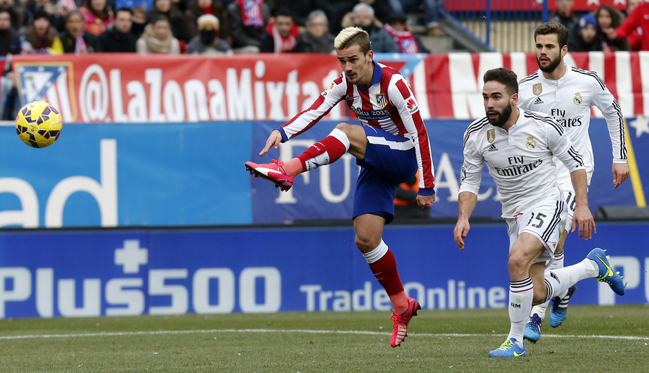 temporada 14/15. Partido Atlético Real Madrid. Griezmann disparando a puerta durante el partido