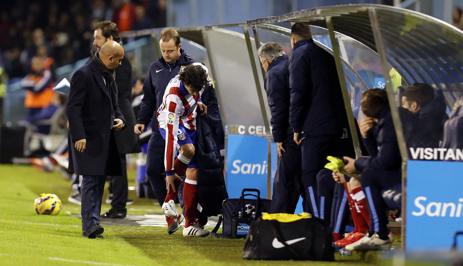 Temporada 14-15. Jornada 23. Celta de Vigo-Atlético de Madrid. Tiago se retiró lesionado.